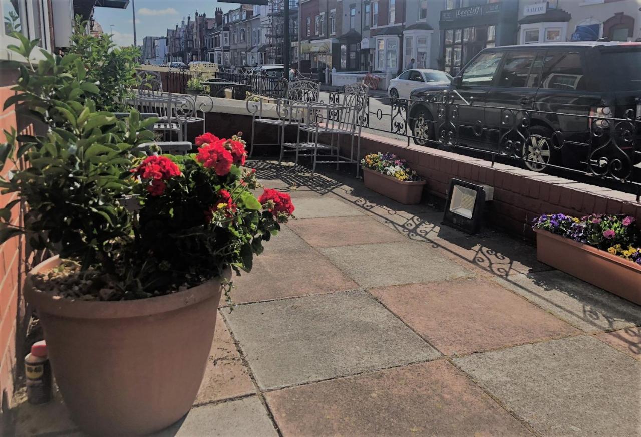 Ultimate Family Guest House Blackpool Exterior photo